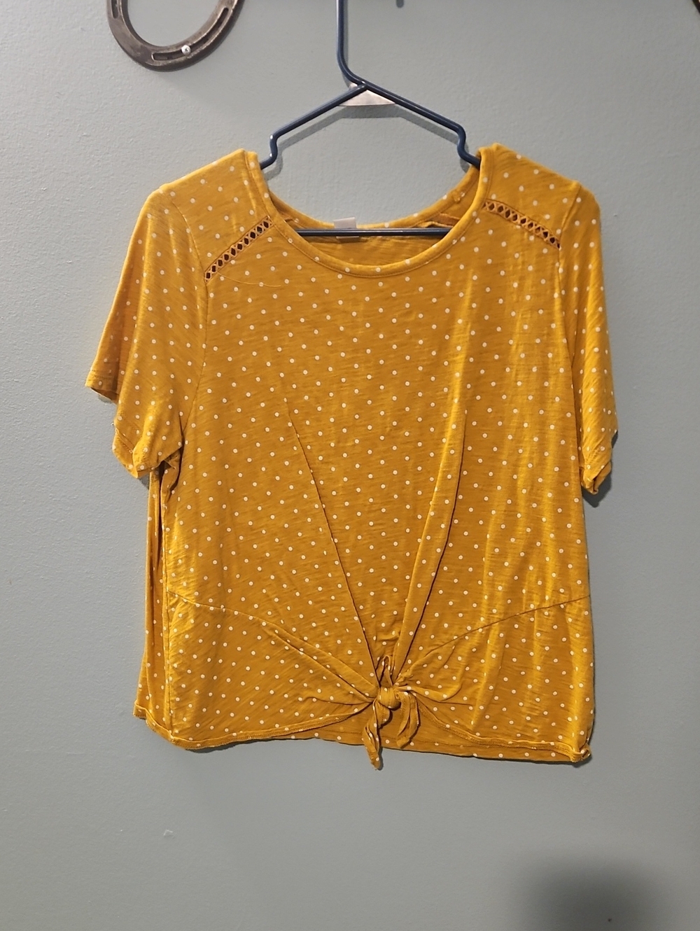 Old Navy Polka Dot Tie-Front Short Sleeve Top in Mustard